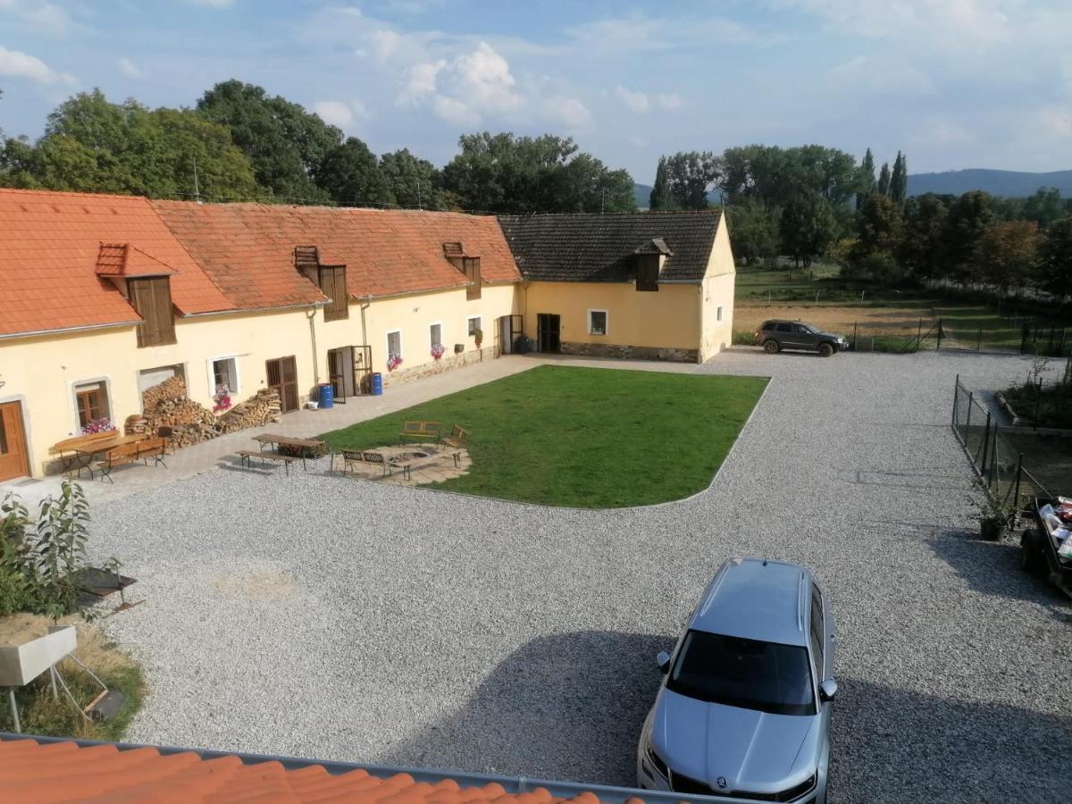 Apartmany Statek Bezdedice Hostomice Exteriör bild