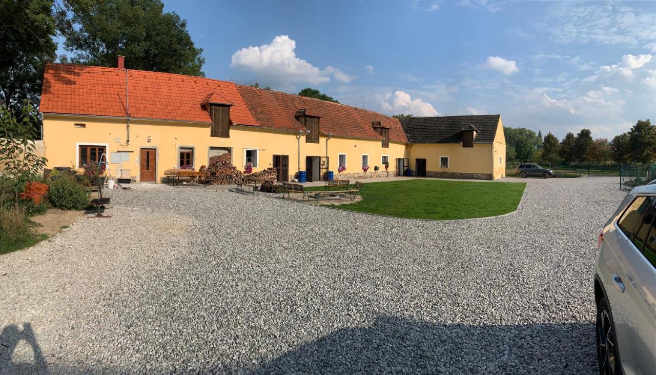 Apartmany Statek Bezdedice Hostomice Exteriör bild
