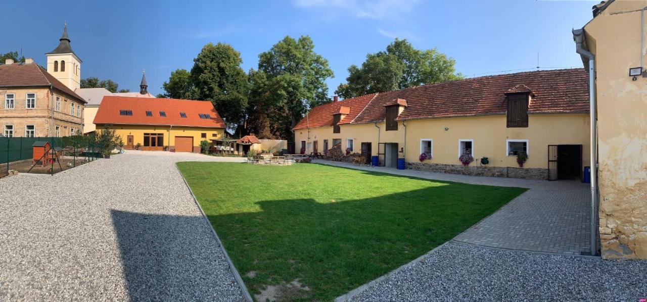 Apartmany Statek Bezdedice Hostomice Exteriör bild